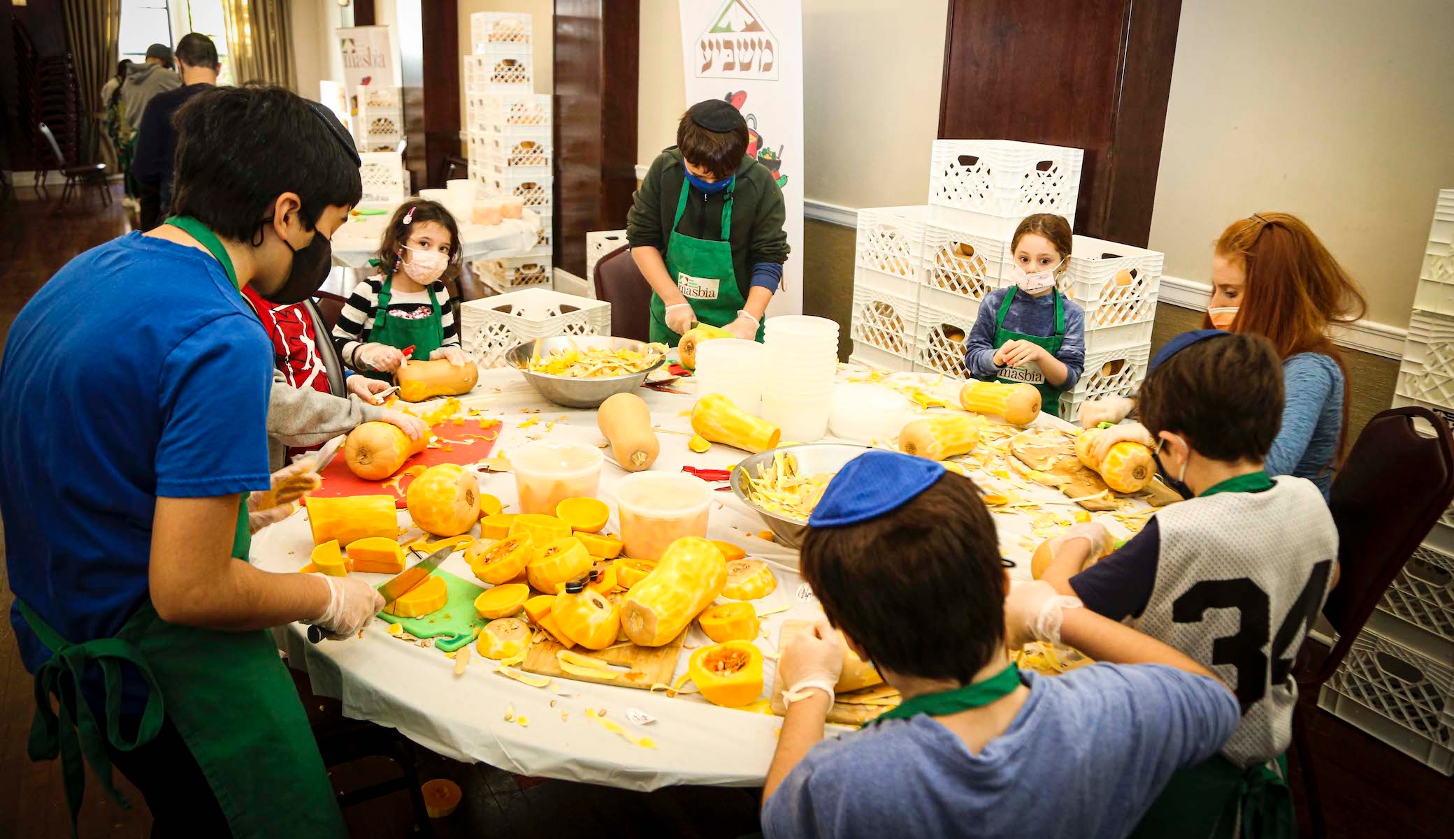 Synagogue prepares food for needy