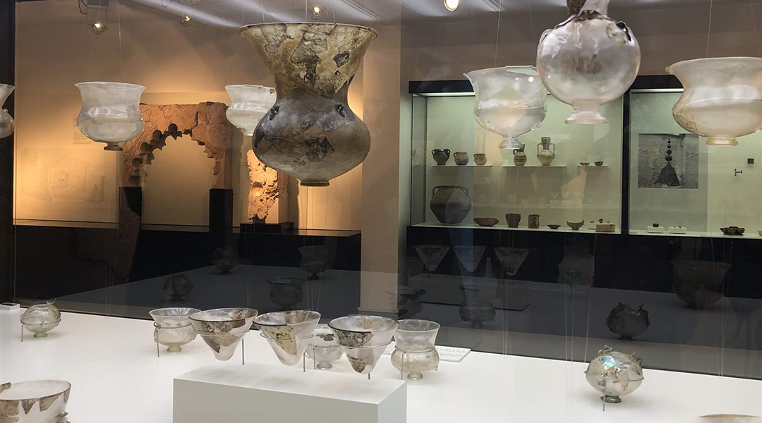 מנורות שנמצאו במהלך חפירת בית הכנסת של לורקה