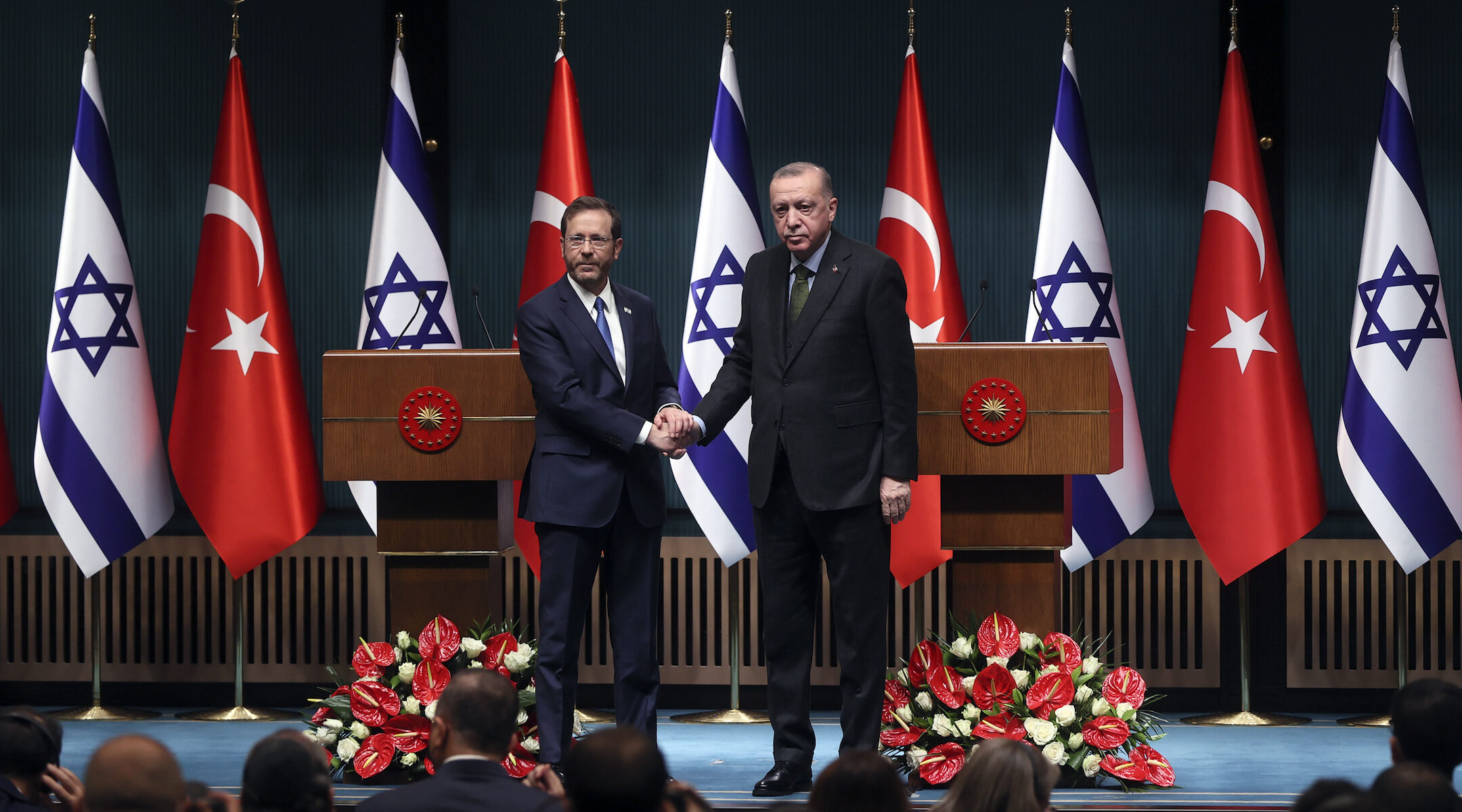 Herzog shaking hands with Erdogan