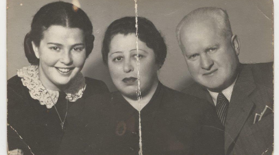 Lily Toth with her parents.