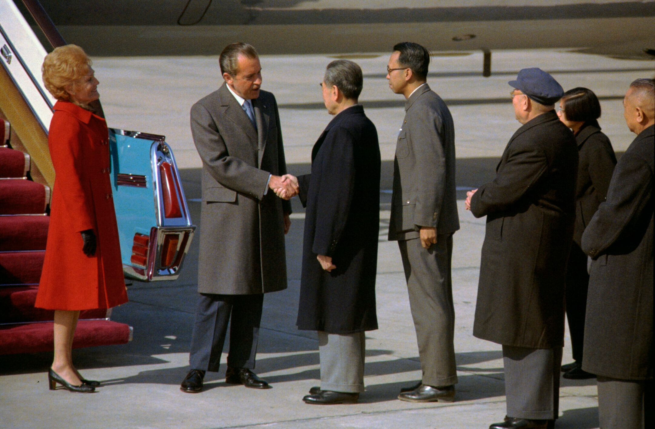 President Richard Nixon shaking hands with Chou EnLai while wearing a coat that Steven Salen told his family he’d made, Feb. 21, 1972. (U.S. National Archives)