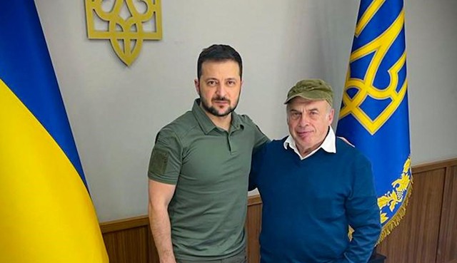 Natan Sharansky, the Genesis Prize cofounder and board member, visits with Ukrainian president Volodymyr Zelesnky in Kyiv in October 2022. (Courtesy Genesis Prize Foundation)