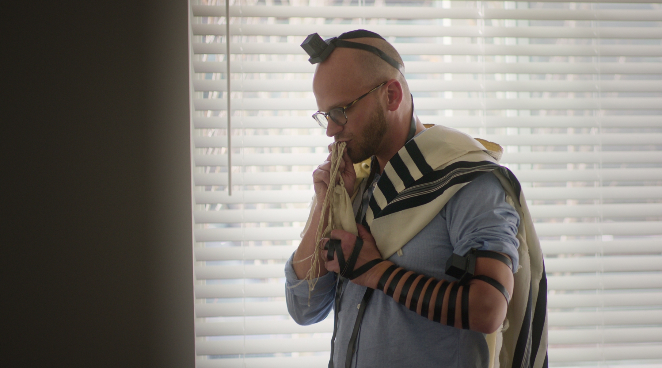 The singles in “Jewish Matchmaking” come from a variety of religious backgrounds. (Netflix)