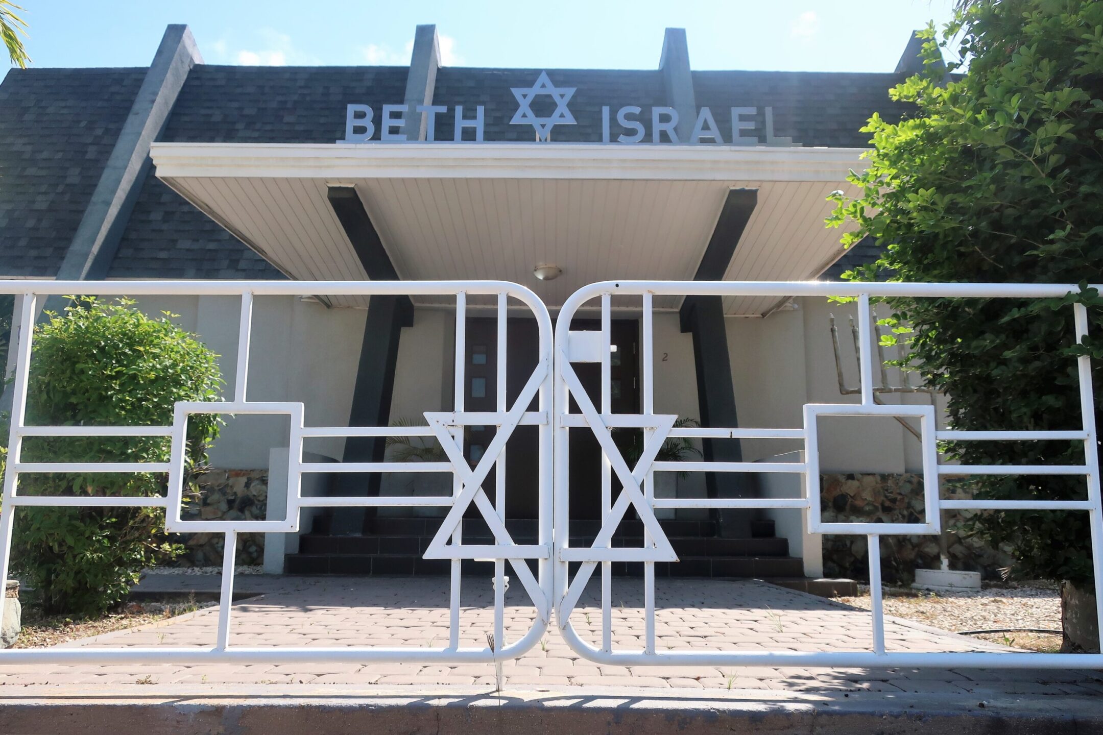 Temple Beth Israel, a Conservative-style synagogue in Oranjestad, Aruba, was consecrated in 1962. (Dan Fellner)