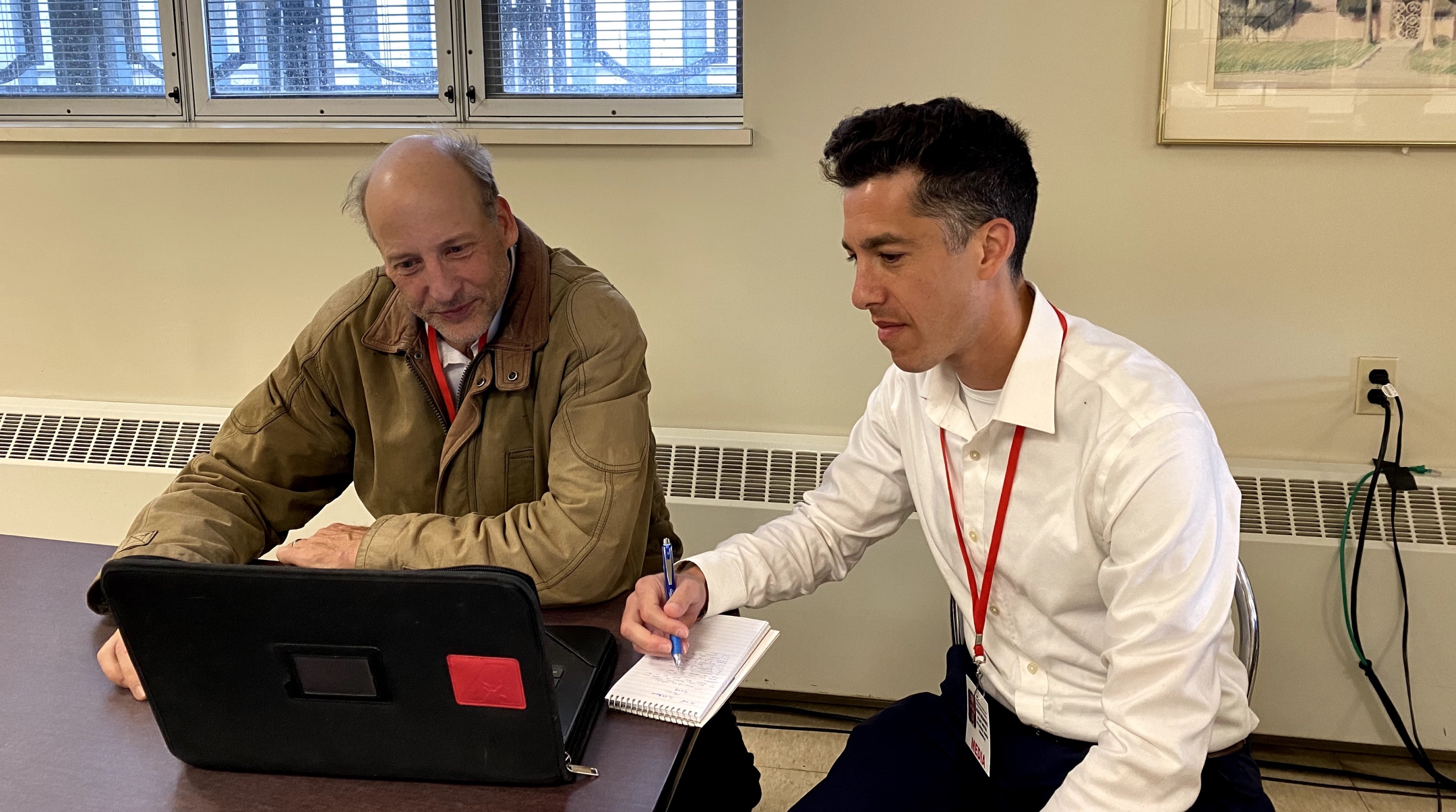 Torsten Ove, left, of the Pittsburgh Union Progress and Adam Reinherz of the PIttsburgh Jewish Chronicle confer on the first day of jury selection for the Pittsburgh synagogue massacre trial, April 24, 2023. (Toby Tabachnick)