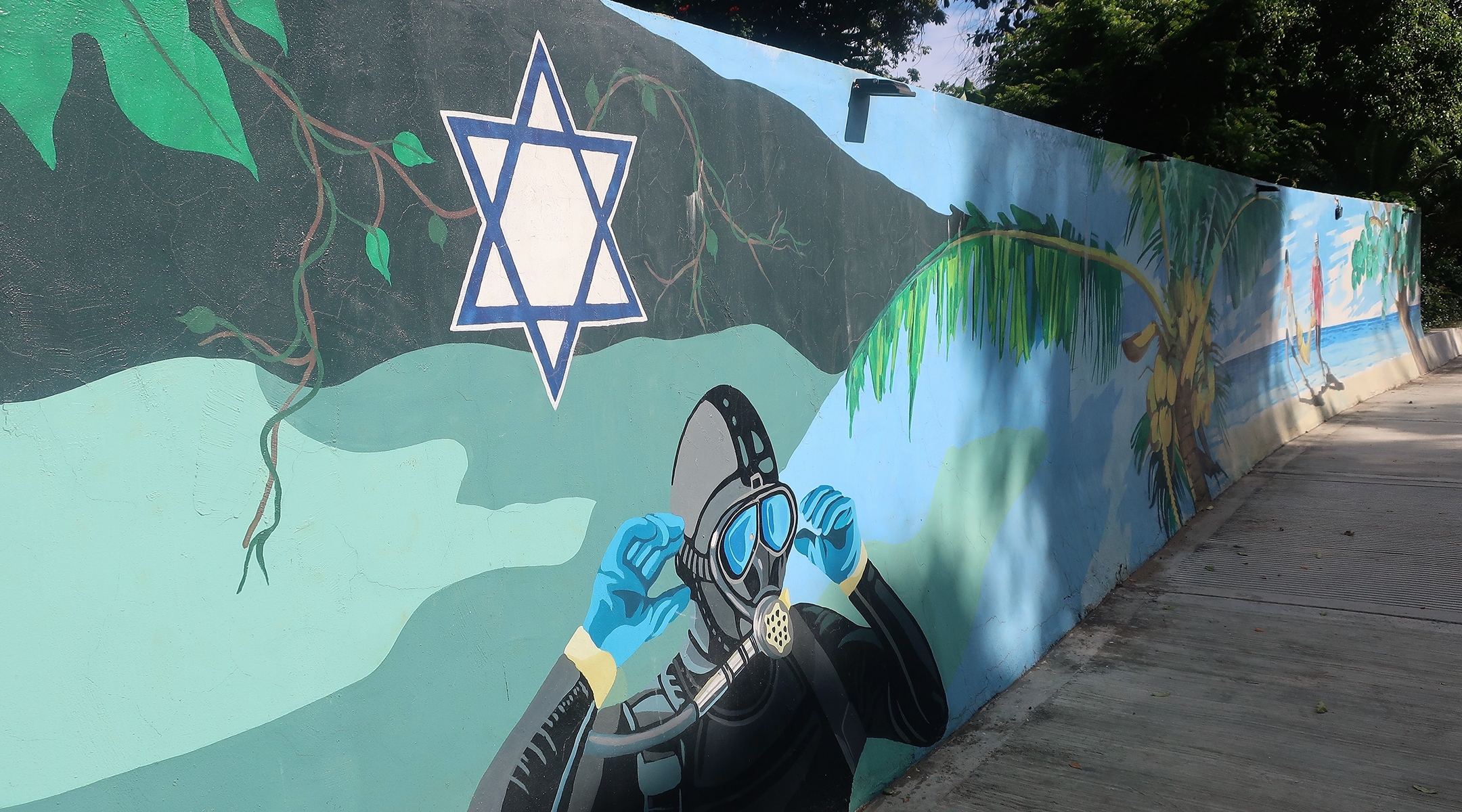 A street mural recognizes Sosua’s Jewish history on the main road connecting Sosua with Puerto Plata on the north coast of the Dominican Republic. (Dan Fellner)