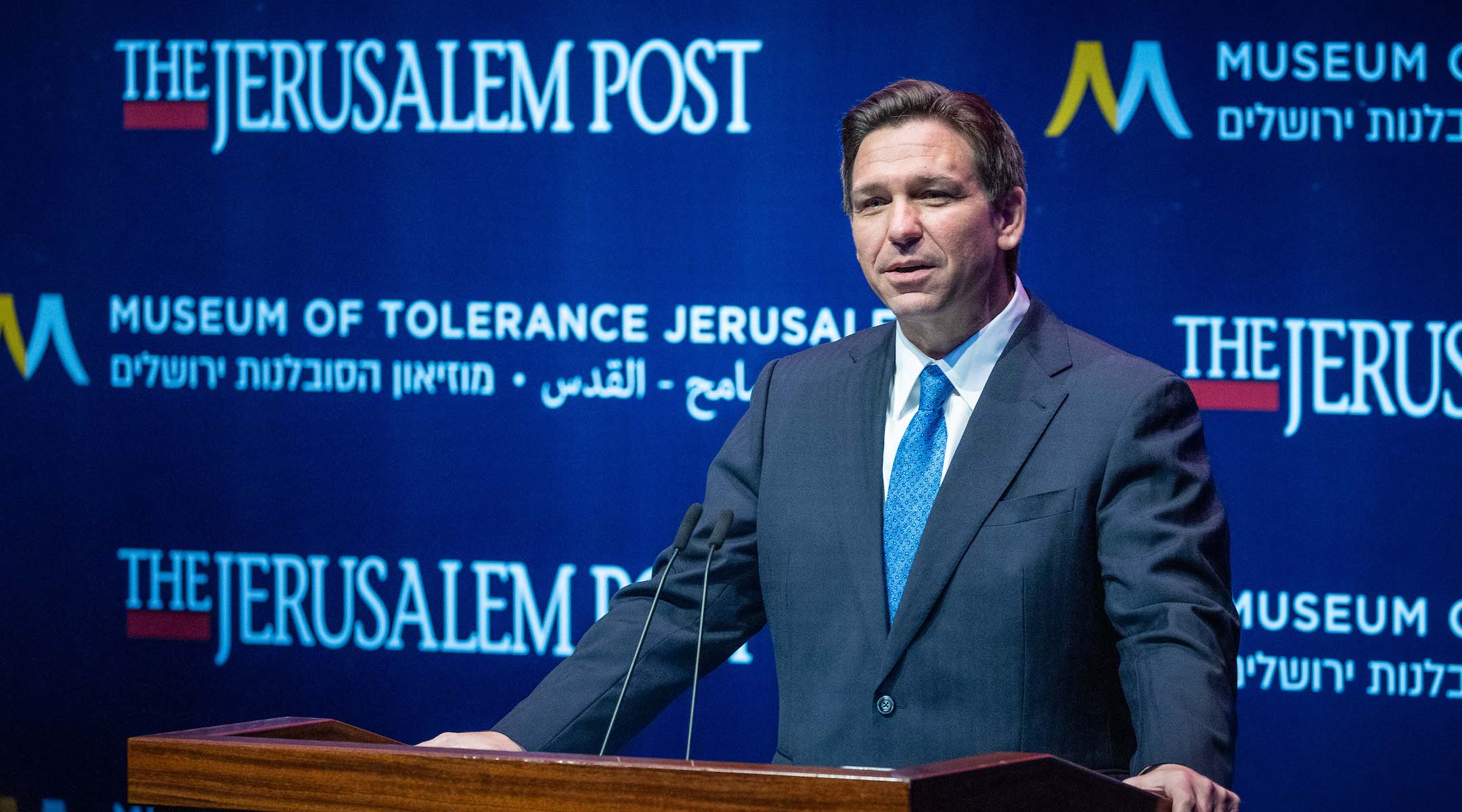 Le gouverneur de Floride, Ron DeSantis, prend la parole lors d'une conférence du Jerusalem Post au Musée de la tolérance à Jérusalem.  (Yonatan Sindel/Flash90)