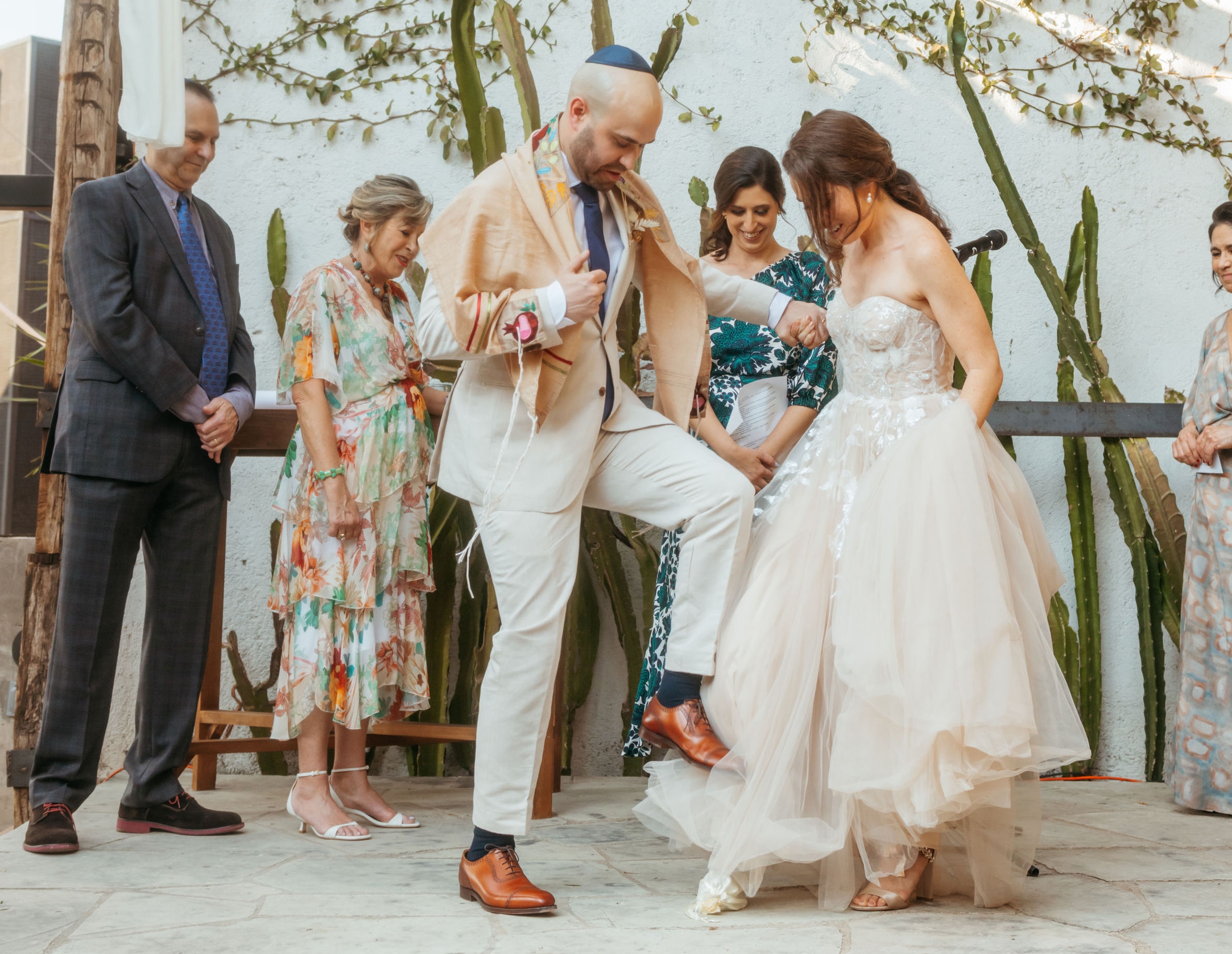 Evan Raffel breaks the glass during his wedding ceremony with Hallie Applebaum, in Oaxaca, Mexico, Feb. 26, 2023. (Mónica Godefroy)