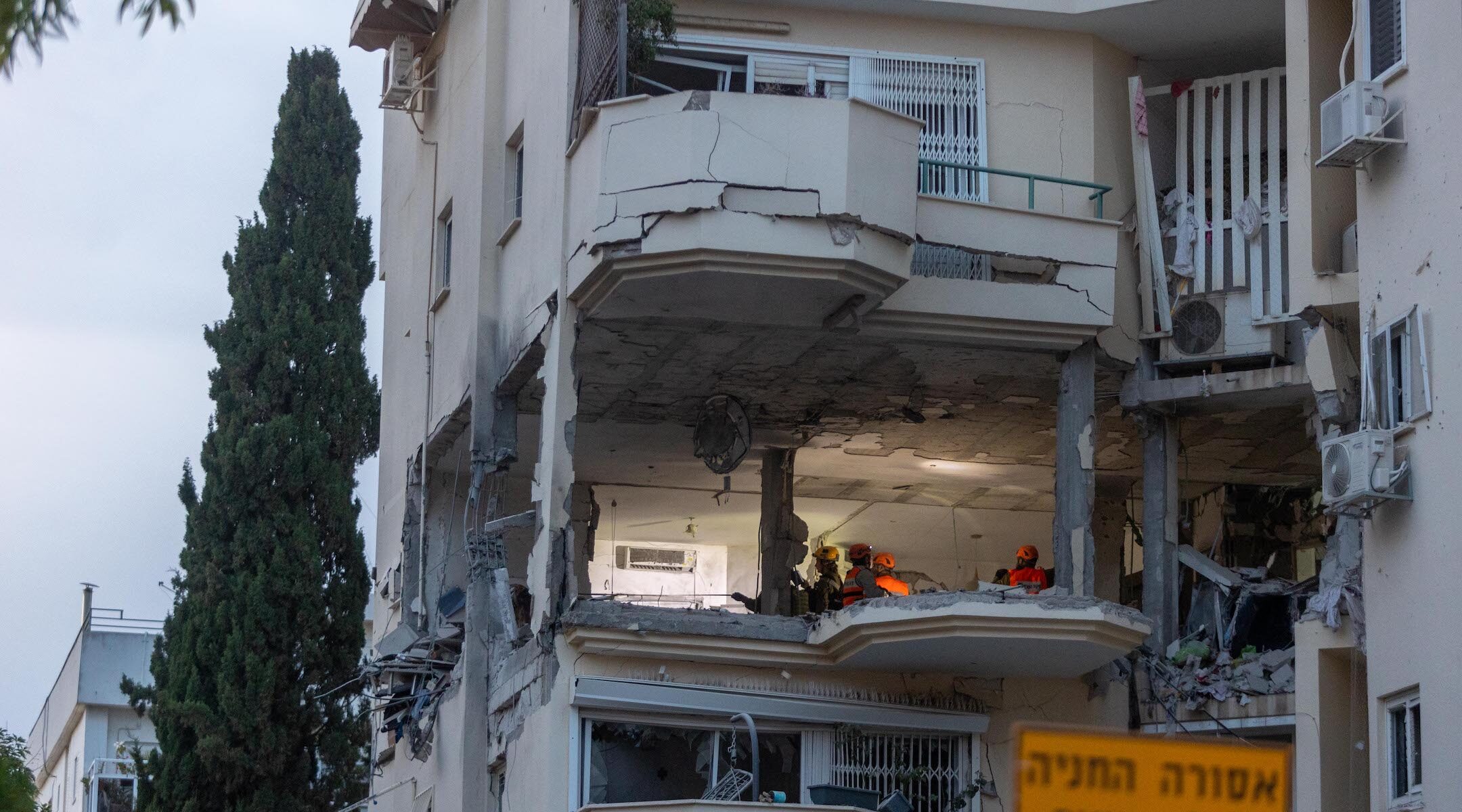 Police and first responders at the site where a rocket fired from Gaza damaged a house in the central Israeli city of Rehovot on May 11, 2023. (Yossi Aloni/Flash90)