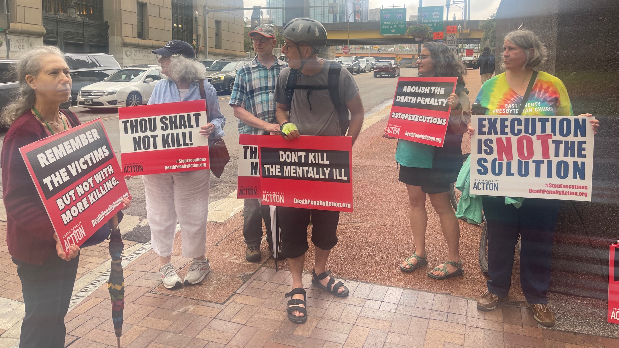 A group calling itself Jews Against the Death Penalty protests outside the courthouse 