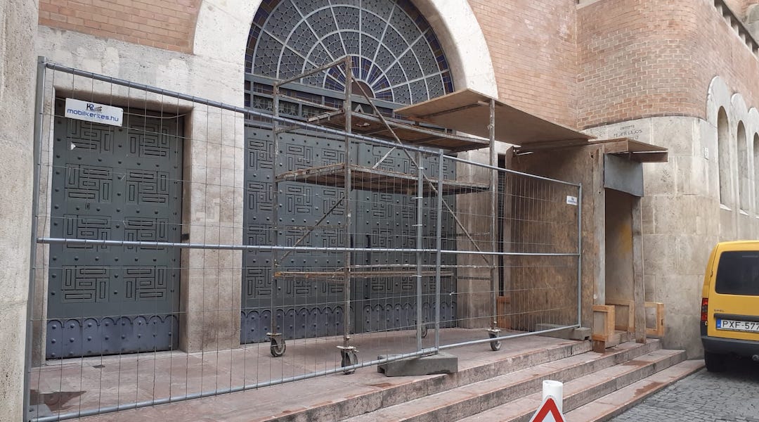 After worshippers were photographed outside of the locked doors of Kazinczy Street Synagogue in Budapest on July 21, 2023, a fence and other barriers appeared. (Courtesy of Pál Hegedűs)