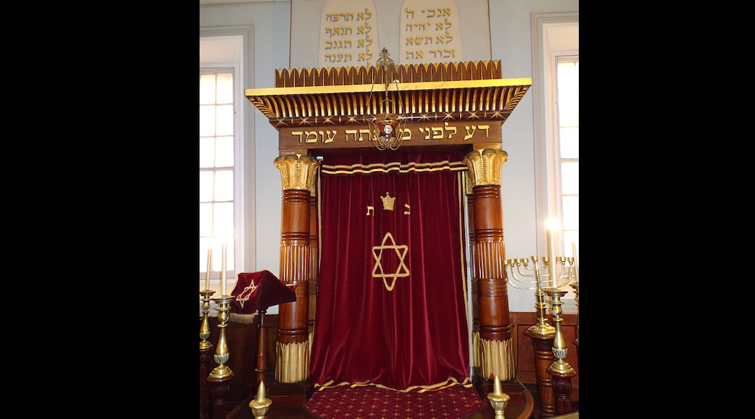 A view of the Torah ark at the Hobart Synagogue. (CutOffTies/Wikimedia Commons)