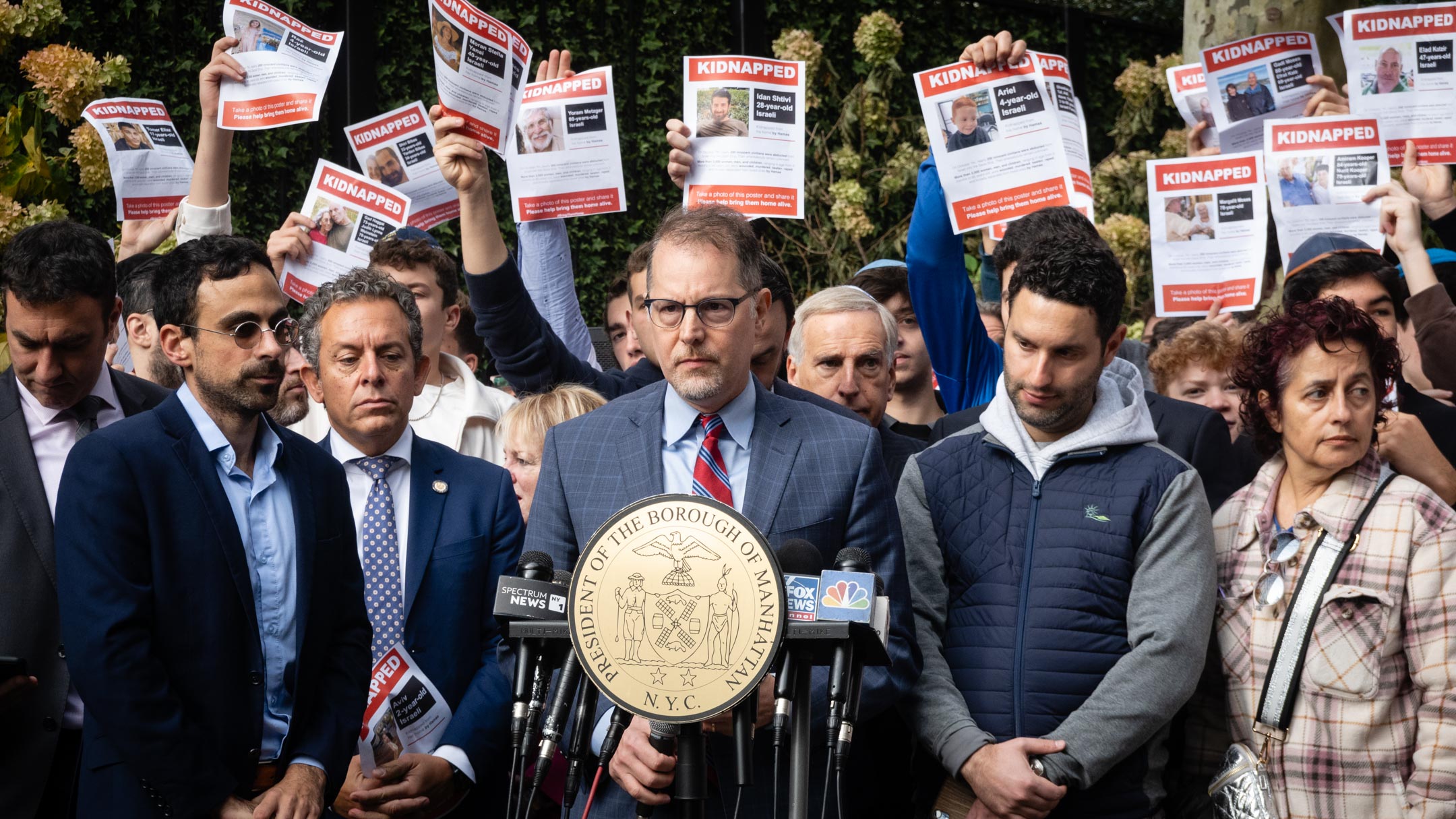 Manhattan Borough President Mark Levine, flanked by Israelis whose family members are held by Hamas, at a rally demanding their release, in New York City, October 18, 2023. (Luke Tress)
