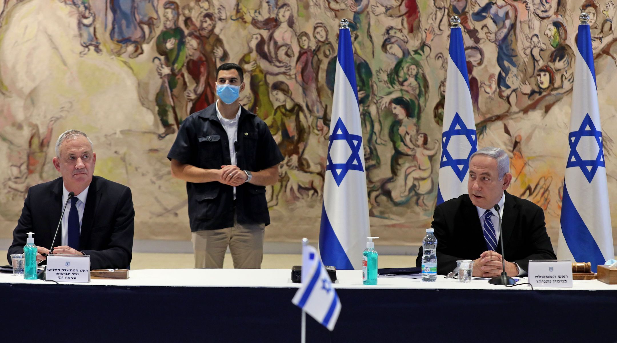 Israeli Prime Minister Benjamin Netanyahu and then-Defense Minister Benny Gantz pictured in 2020. (ABIR SULTAN/POOL/AFP via Getty Images)