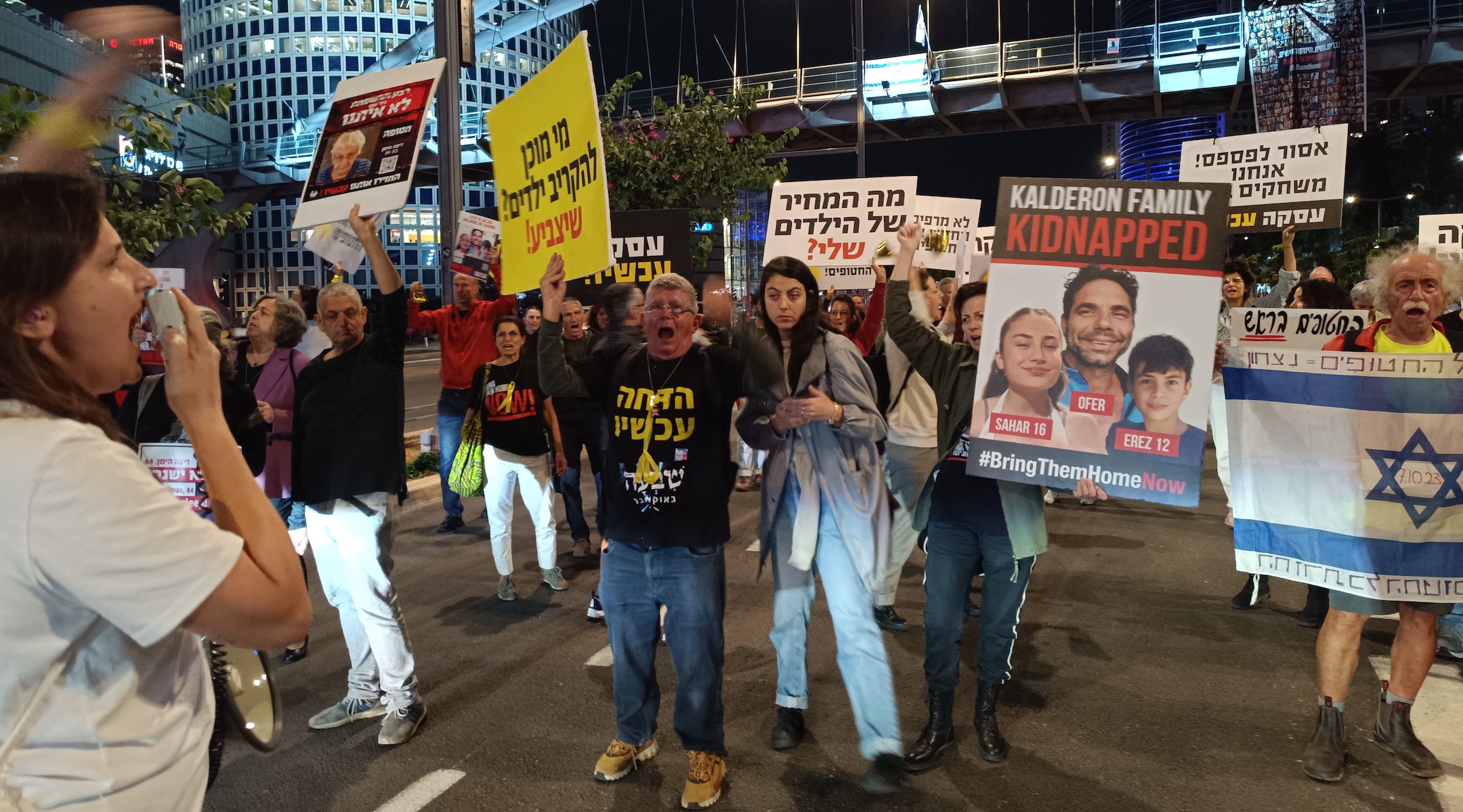 Relatives of hostages and others rally for a prisoner swap in Tel Aviv on November 21, 2023. (Eliyahu Freedman)