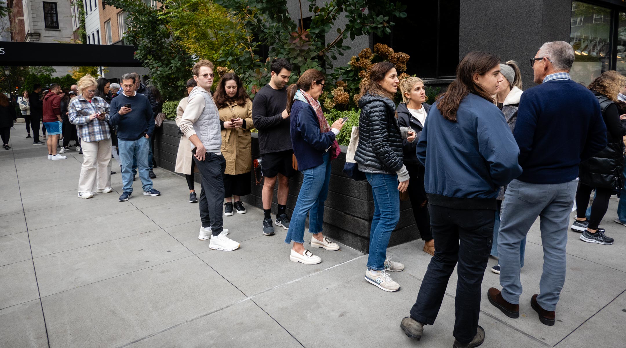 Customers line up outside Caffe Aronne in the Upper East Side after staff members quit due to the store's pro-Israel activities, Nov. 7, 2023. (Luke Tress)