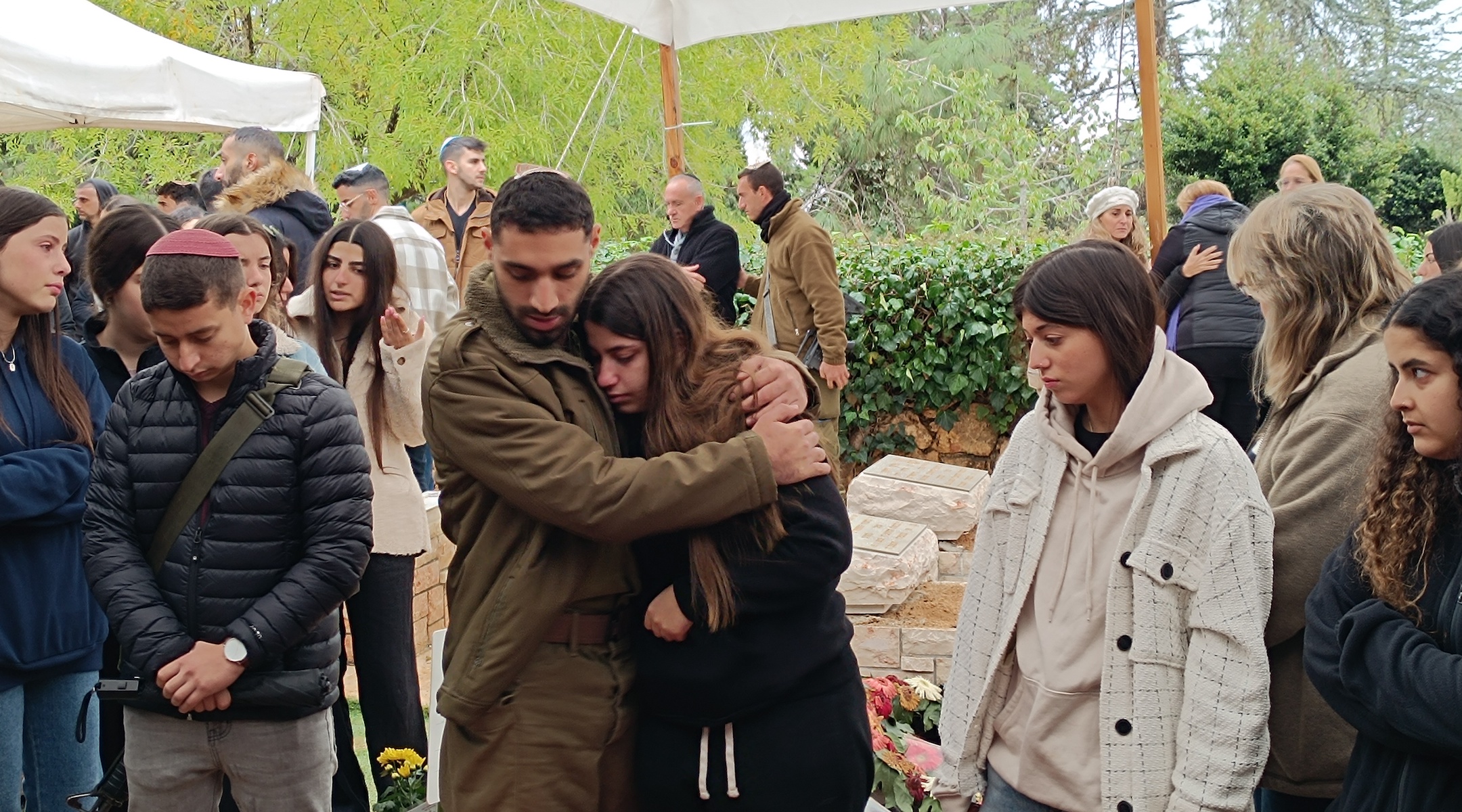 Mourners on Mt. Herzl on Dec. 13, 2023. (Eliyahu Freedman)