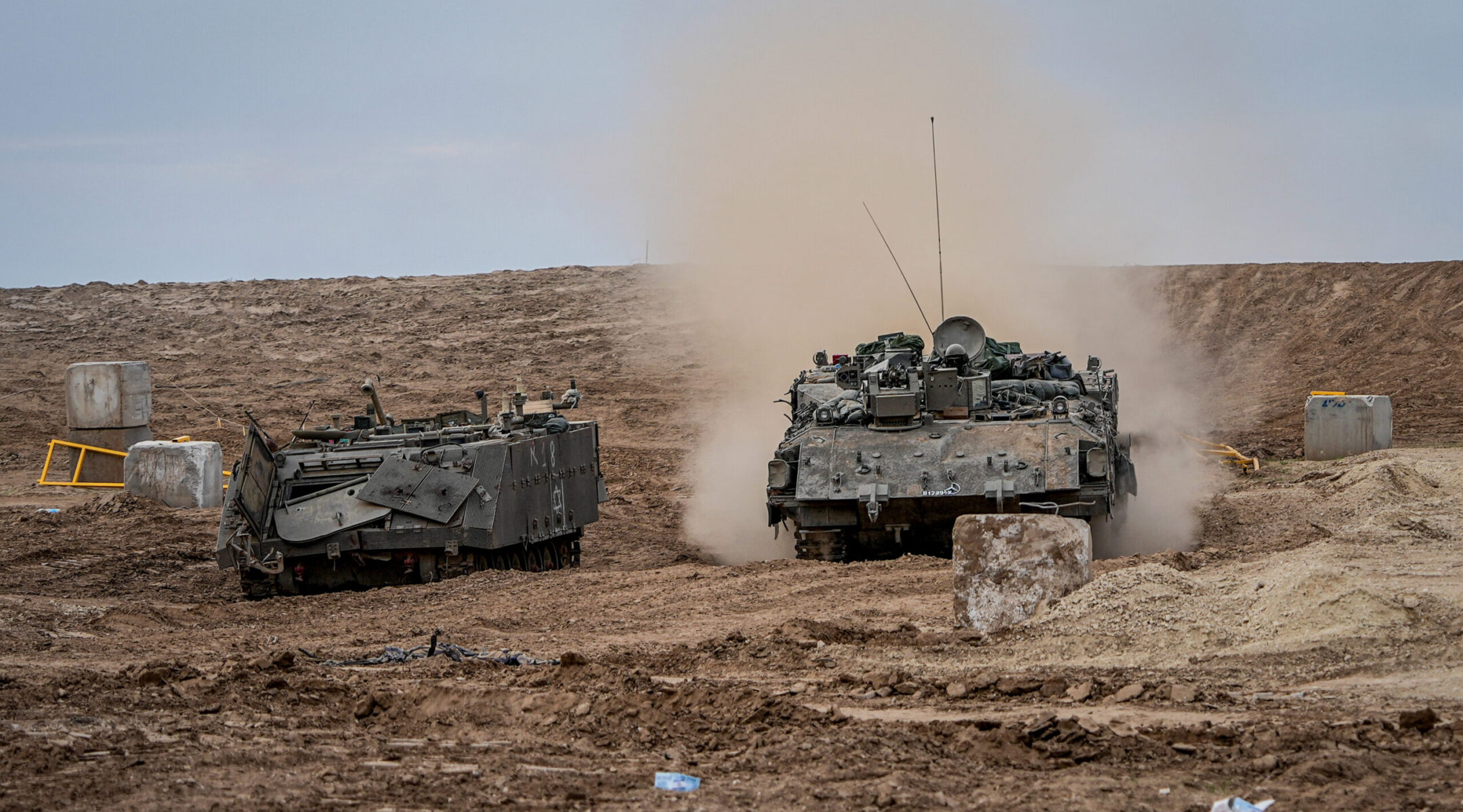 Israeli soldiers seen at a staging area near the Israeli-Gaza border, southern Israel, November 30, 2023. (Flash90)