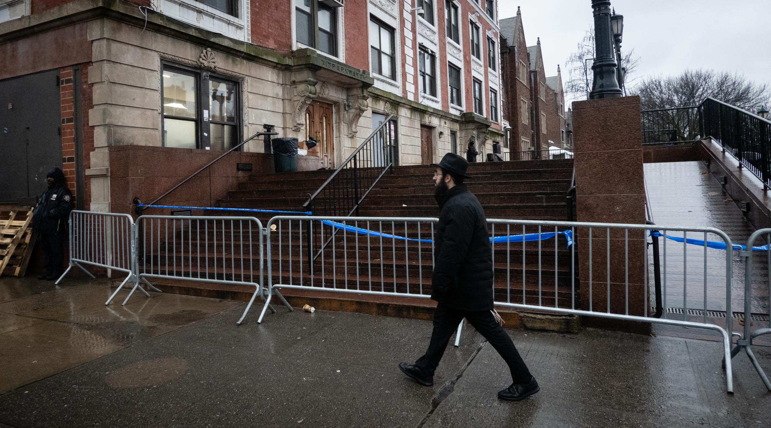 Police block the entrance to the main synagogue of Chabad headquarters due to safety concerns, Jan. 9, 2024. (Luke Tress)