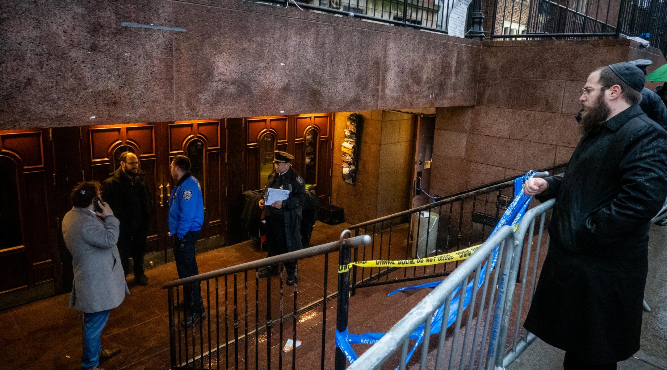 Police block the entrance to the main synagogue at Chabad headquarters due to safety concerns, Jan. 9, 2024. (Police block the entrance to the Chabad headquarter's main synagogue due to safety concerns, Jan. 9, 2024. (Luke Tress)