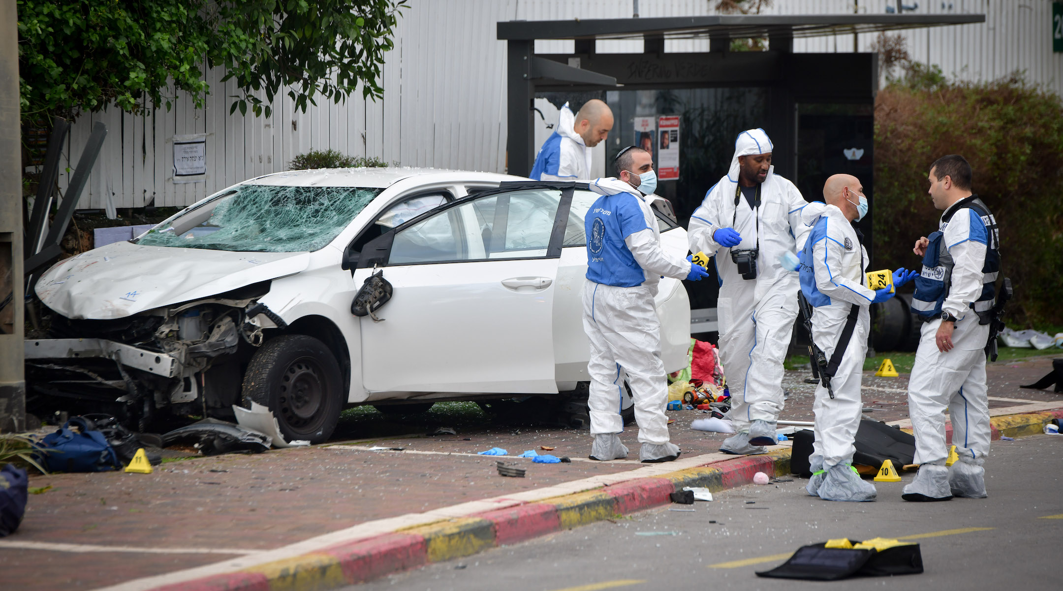 Police at the scene of a terror attack in the central Israeli town of Raanana on January 15, 2024.(Avshalom Sassoni/Flash90)