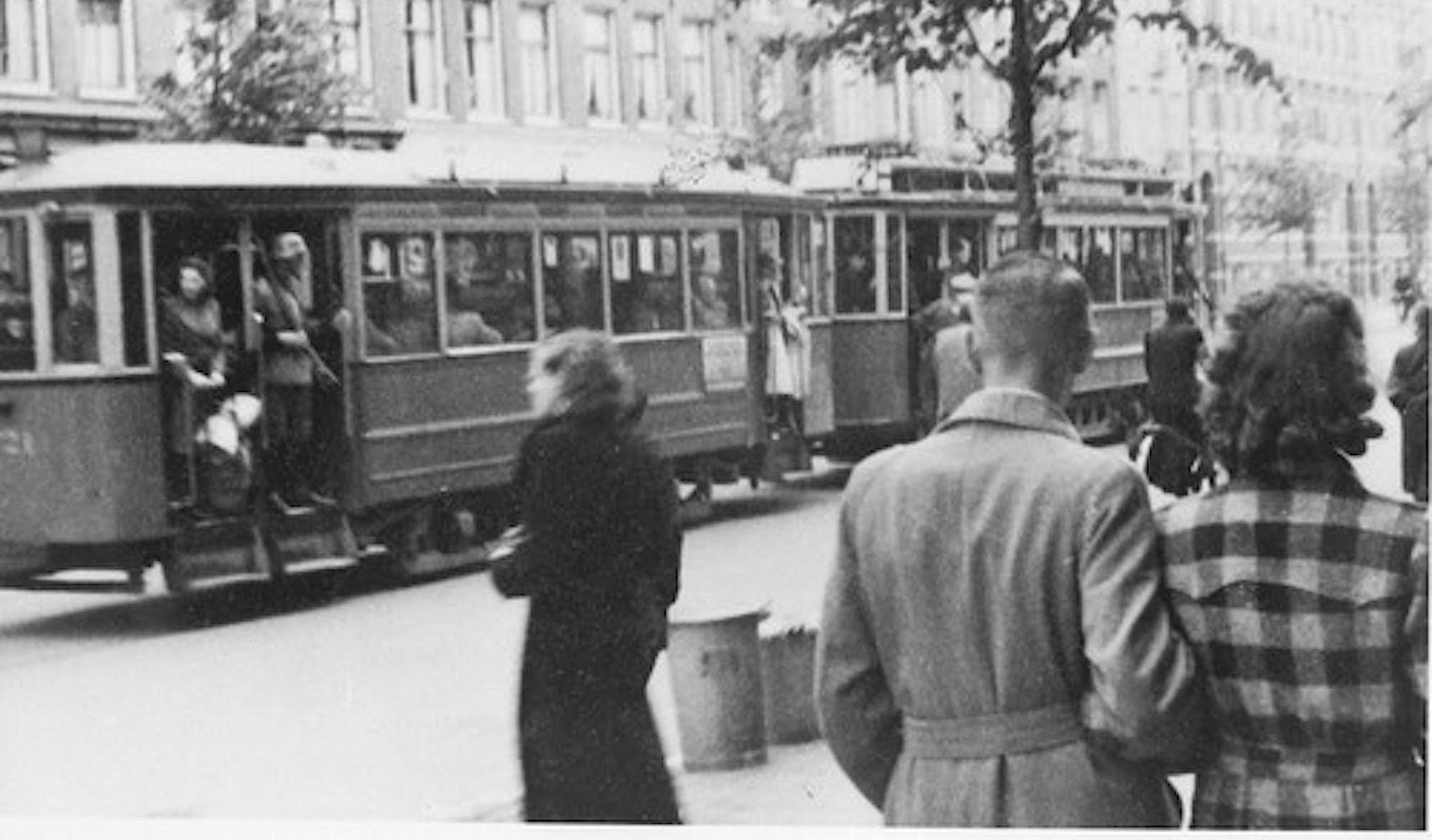 Het Nederlandse trambedrijf dat Anne Frank naar haar ondergang bracht, zocht na de oorlog herstelbetalingen, zo blijkt uit nieuw onderzoek