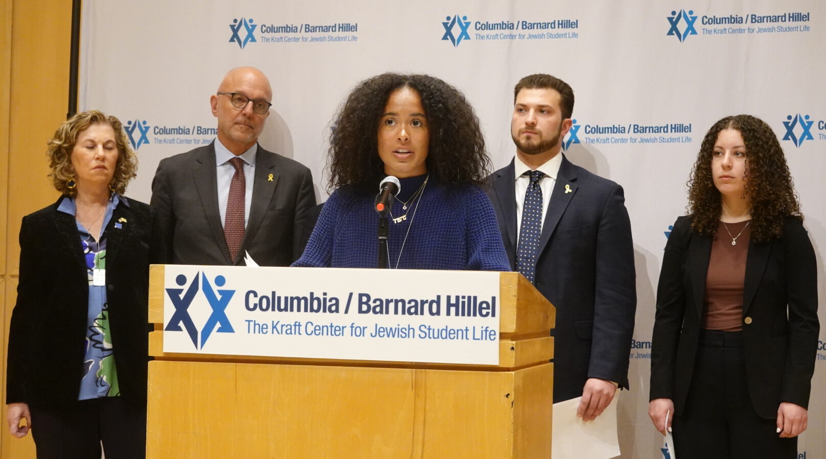 Noa Fay, a Columbia undergraduate, speaks at the campus's center for Jewish life, April 26, 2024. (Luke Tress)