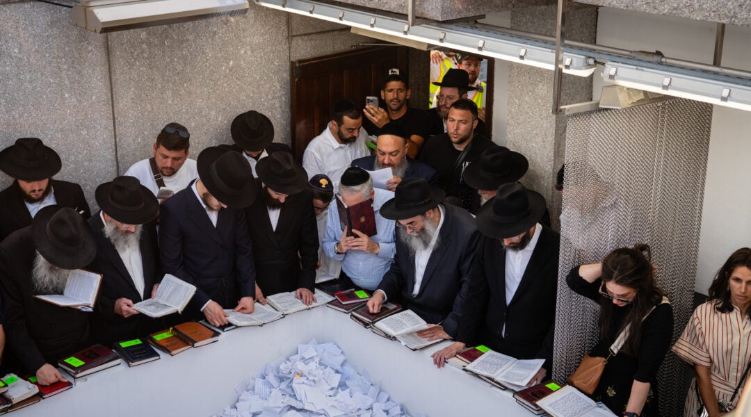 Worshipers at the resting place of Rabbi Menachem Mendel Schneerson, the Lubavitcher rebbe, on the 30th anniversary of his passing, in Queens, July 8, 2024. (Luke Tress)