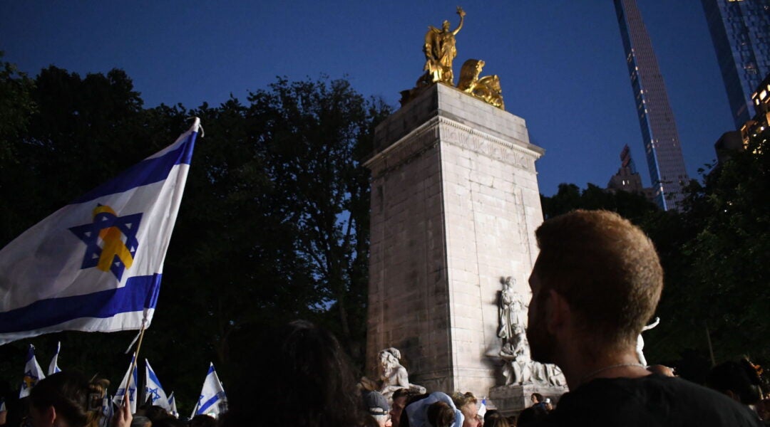 A Columbus Circle vigil on Sept. 1 for the six dead hostages drew thousands of attendees. (Jackie Hajdenberg)