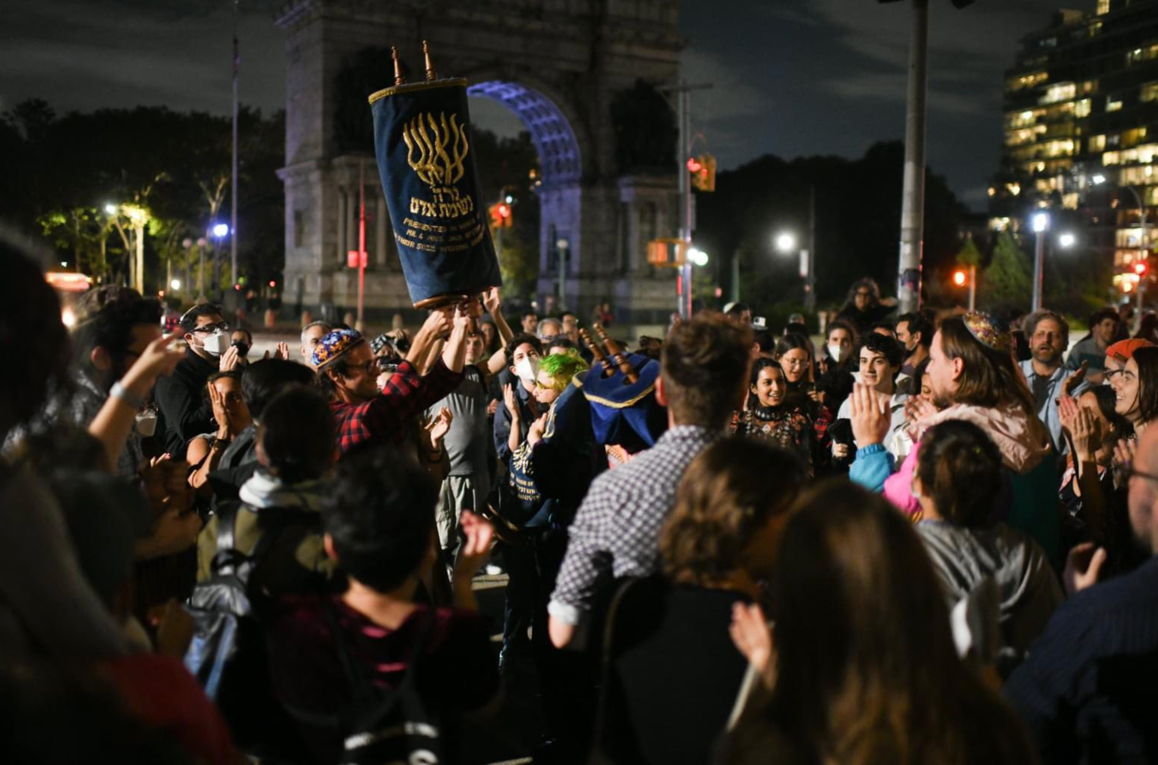 Simchat Torah Across Brooklyn in 2021, in Grand Army Plaza. (Gili Getz)
