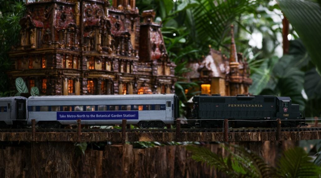 5 Jewish landmarks at the New York Botanical Garden’s Holiday Train Show