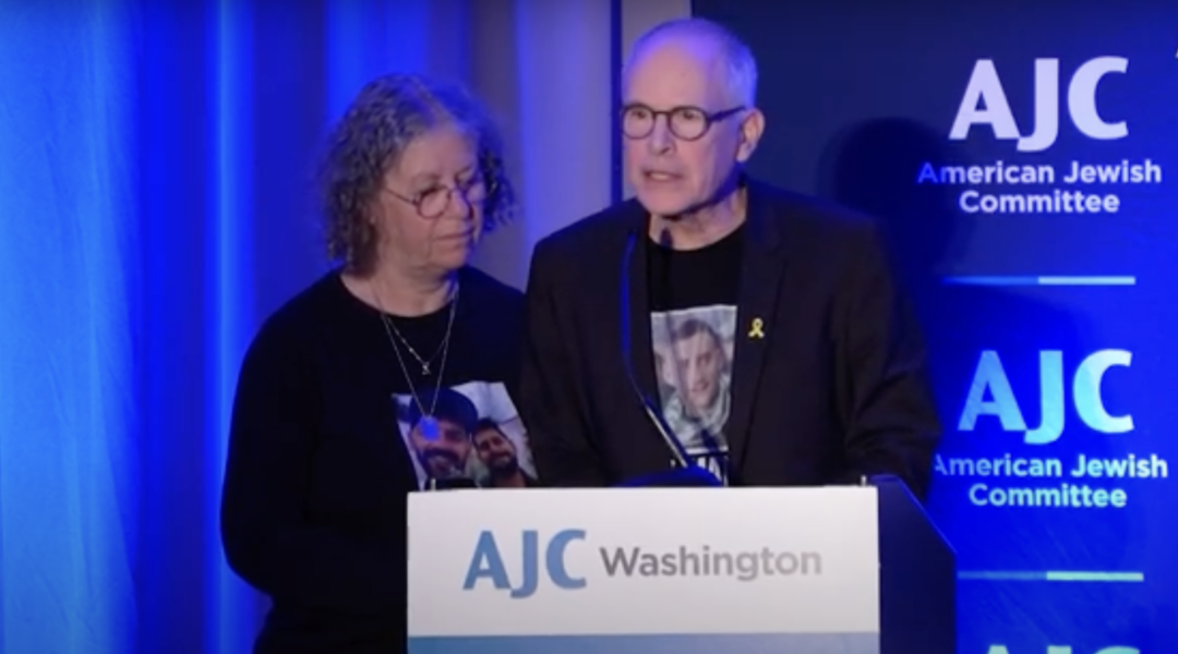 Released hostages Keith and Aviva Siegel speak at the AJC Washington ambassador's Seder.