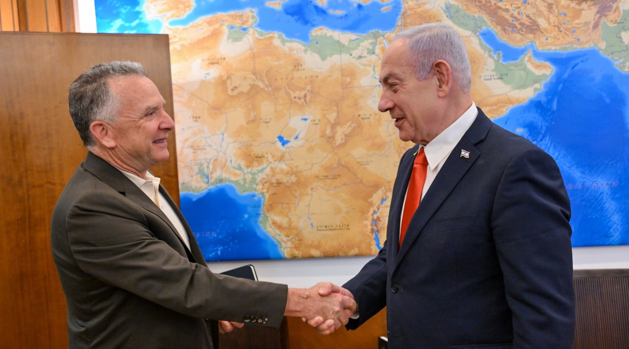 A photo of Prime Minister Benjamin Netanyahu and U.S. Special Envoy to the Middle East Steve Witkoff shaking hands.