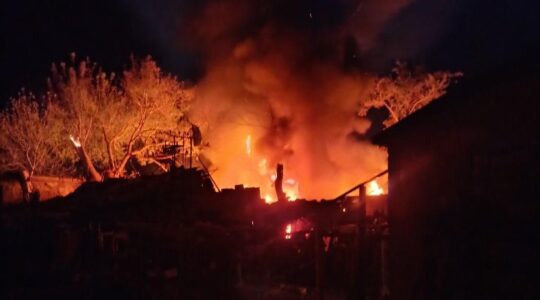 A photo of the synagogue burning.